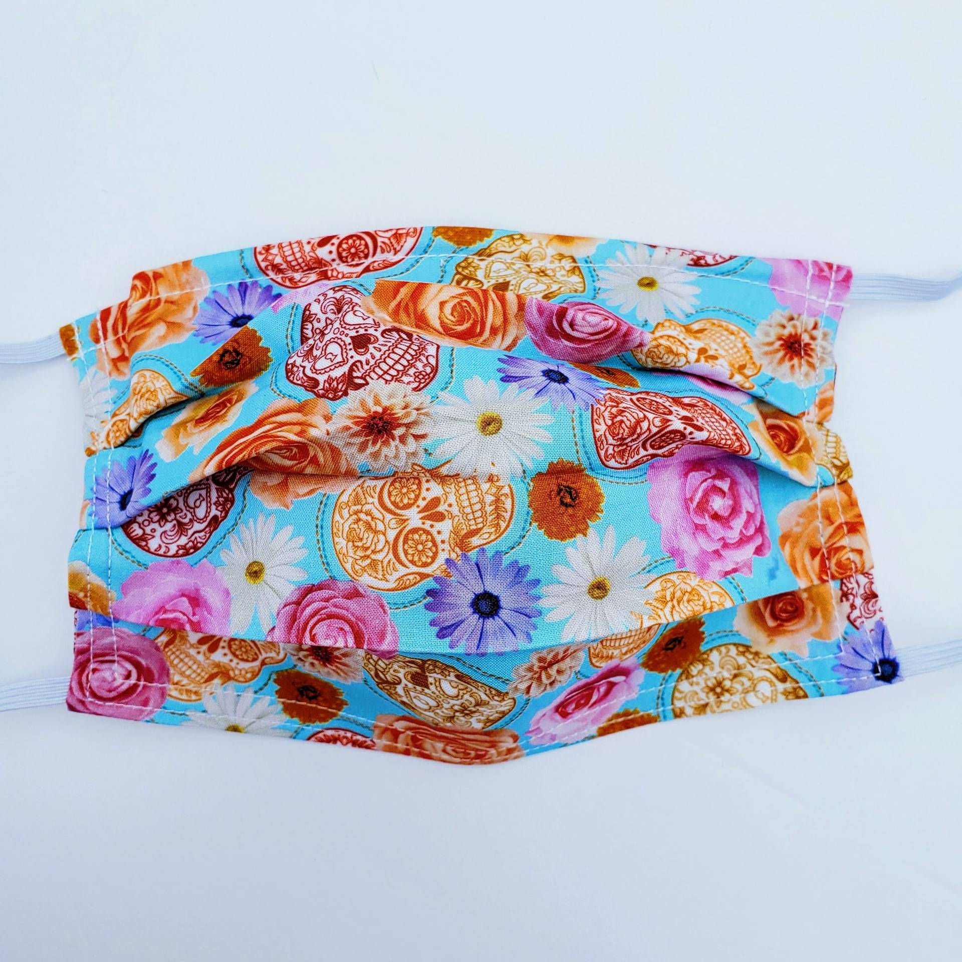 Blumen & Sugar Skulls Wiederverwendbare Gesichtsmaske Mit Nasen-Klemmdraht Und Filterfach Blumen & Sugar Skulls Wiederverwendbare Gesichtsmaske Mit Nasen-Klemmdraht Und Filterfach von Etsy - LochNessLocker