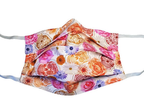 Blumen & Zuckerschädel Auf Weißer Wiederverwendbare Verstellbare Gesichtsmaske Mit Nasenklemme Draht Und Filter Fach 2 Lagig 100% Baumwolle von Etsy - LochNessLocker