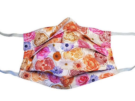 Blumen & Zuckerschädel Auf Weißer Wiederverwendbare Verstellbare Gesichtsmaske Mit Nasenklemme Draht Und Filter Fach 2 Lagig 100% Baumwolle von Etsy - LochNessLocker