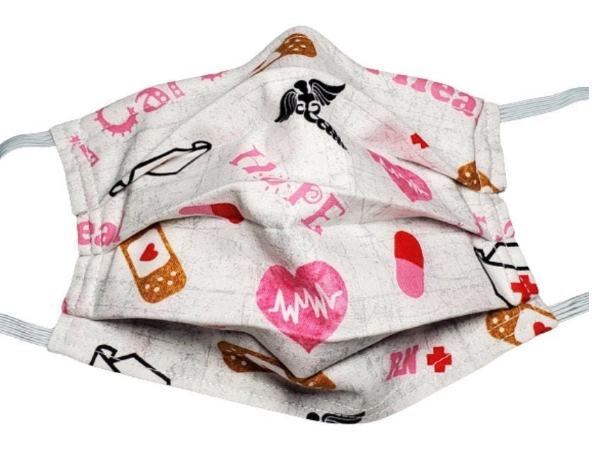 Krankenschwester Bitte Maske Handgefertigte Wiederverwendbare Verstellbare Gesichtsmaske Mit Nasen-Klemmdraht Und Filterfach Doppelschicht 100% von Etsy - LochNessLocker