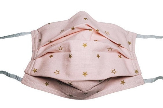 Metallic Gold Sterne Auf Pink Wiederverwendbare Gesichtsmaske Mit Nasennadel Draht Und Filterfach Metallic Gold Sterne Auf Pink Wiederverwendbare Gesichtsmaske Mit Nasennadel Draht Und Filterfach von Etsy - LochNessLocker
