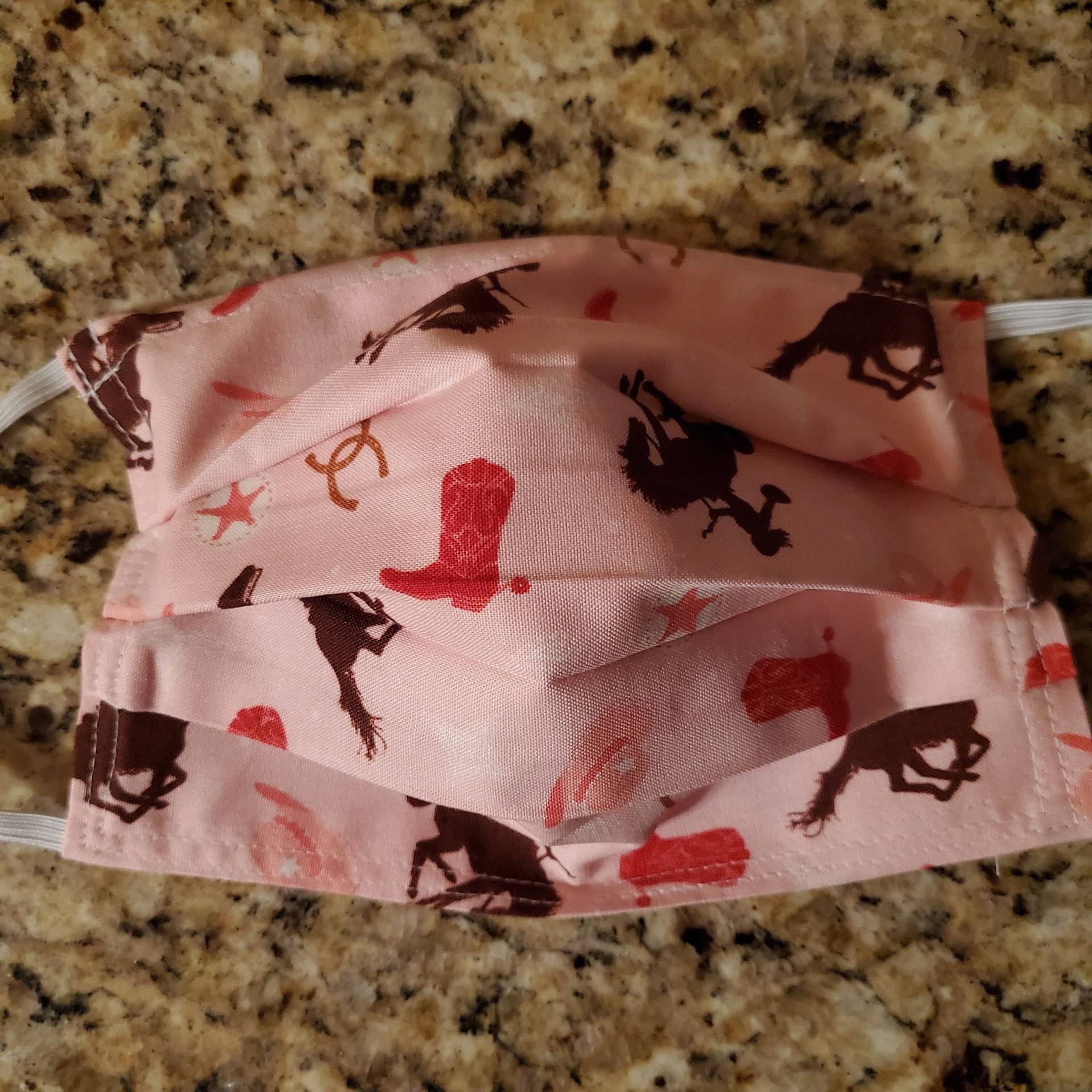 Pink Cowgirl Wiederverwendbare Gesichtsmaske Mit Nasenklemme Und Filterfach Pink Cowgirl Wiederverwendbare Gesichtsmaske Mit Nasenklemme Und Filterfach von Etsy - LochNessLocker