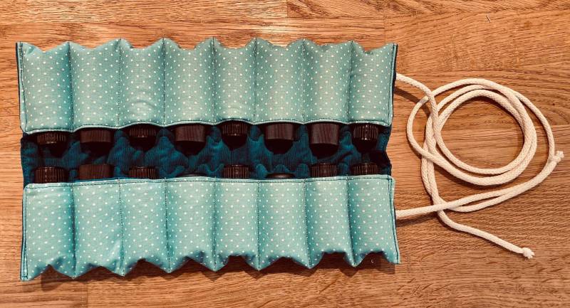 storage For 16 Bottles - Essential Oils, Oil Bag, Roll-Up Case Aromatherapy von Etsy - Loewelino