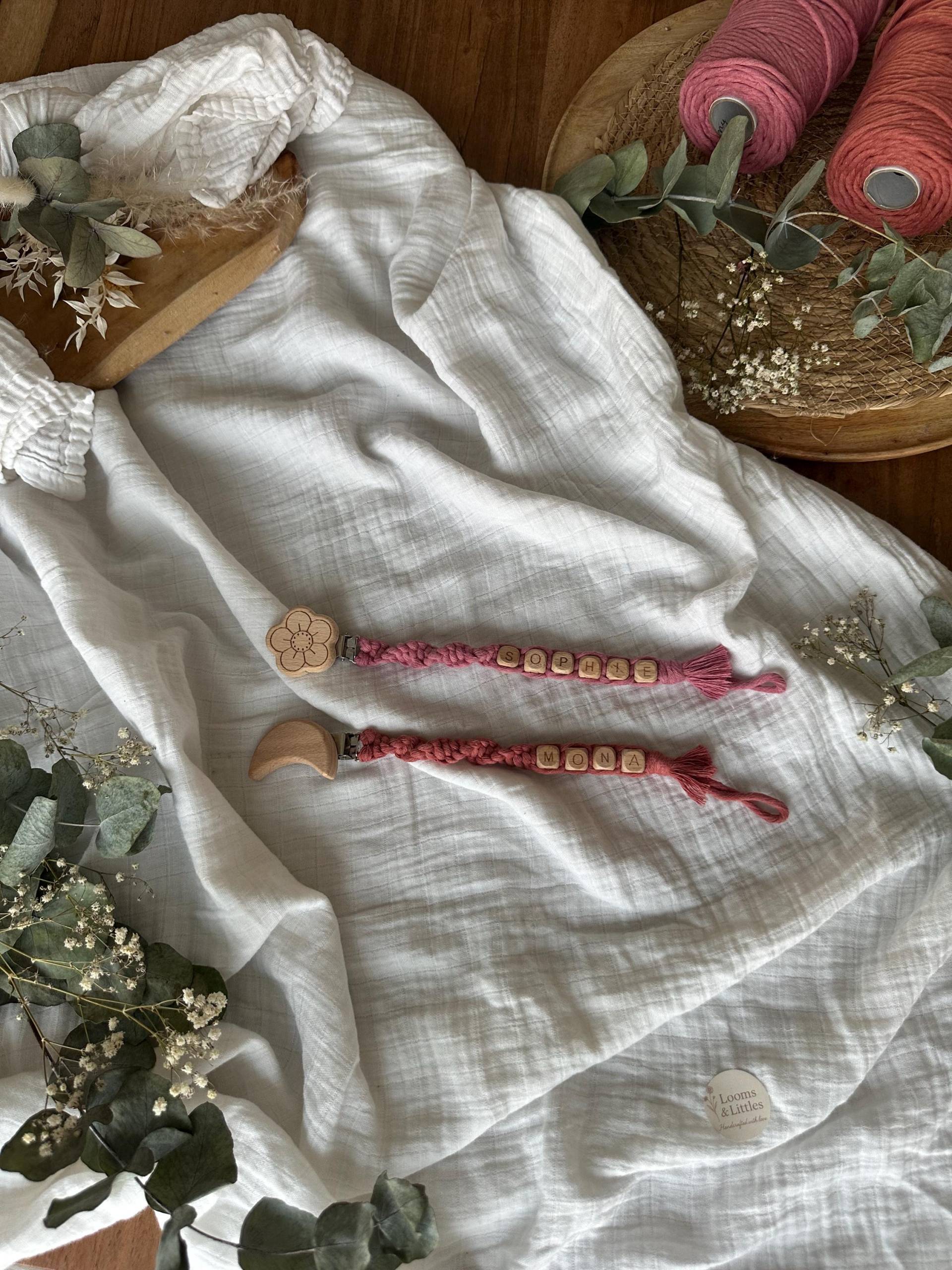 Mila - Personalisierte Makramee Schnullerkette in Gedrehter Knotenoptik Mit Holzclip von Etsy - LoomsAndLittles