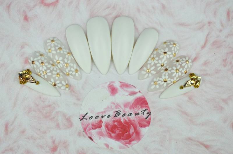 Matt Weiß Gänseblümchen Blumendesign Mit Gold Diamanten Luxury Drücken Auf, Falsche Nägel, Sie Auf Kleber Handbemalte Stiletto Nägel von Etsy - LooveBeauty