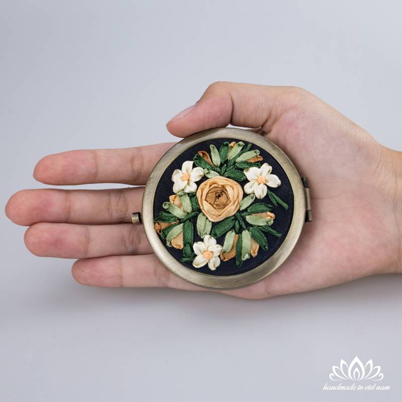 Gestickter Taschenspiegel | Besticktes Seidenband Make-Up Geschenk Für Brautjungfern von Etsy - Lotusvietnam