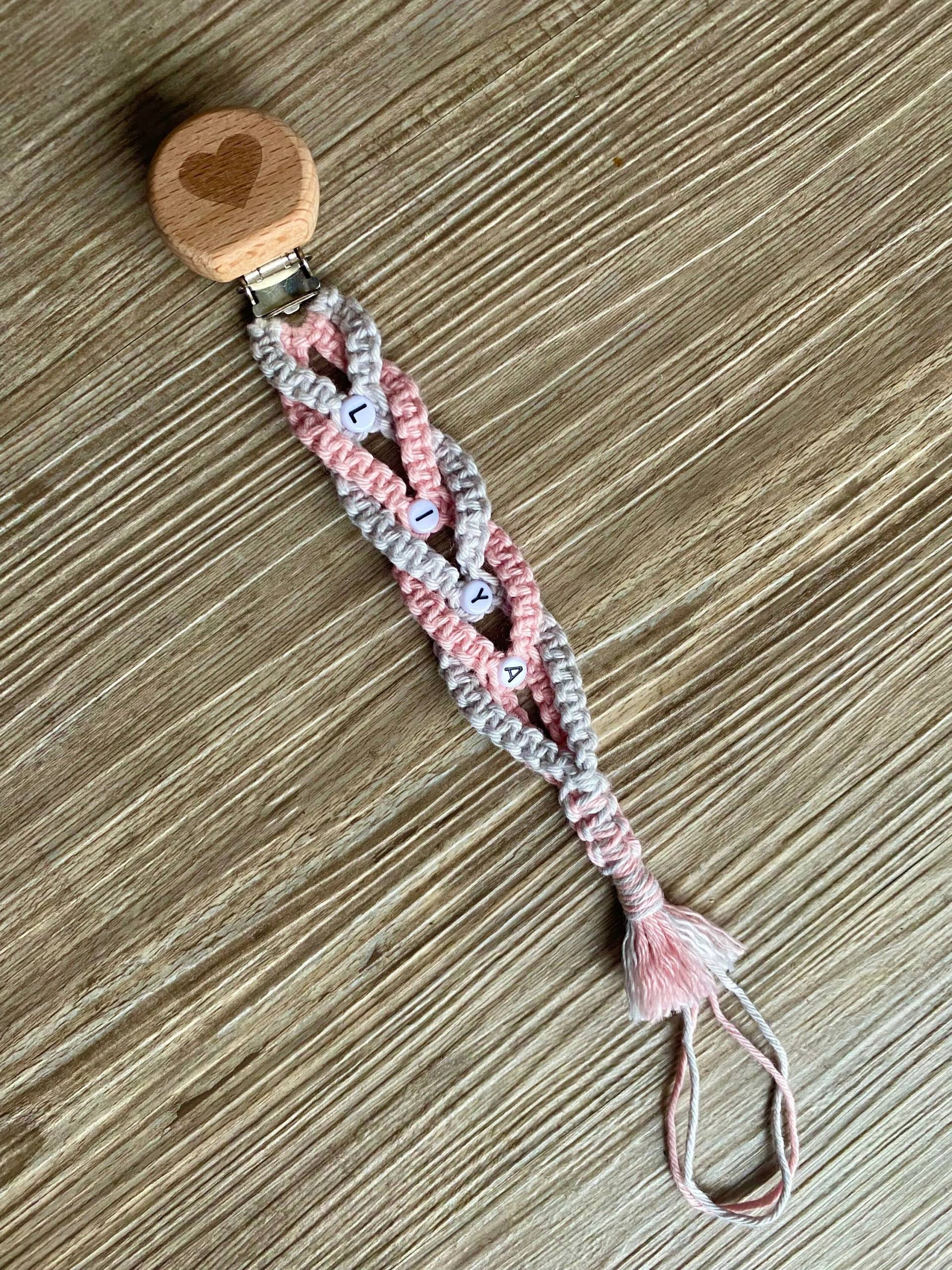 Baby Schnullerkette Personalisiert Aus Makramee Babygeschenk Geburtsgeschenk Geschenk Boho Baby Schnullerkette Personalisiert Aus Makramee Babygeschenk Geburtsgeschenk Geschenk Boho von Etsy - LoucraftKnotenliebe