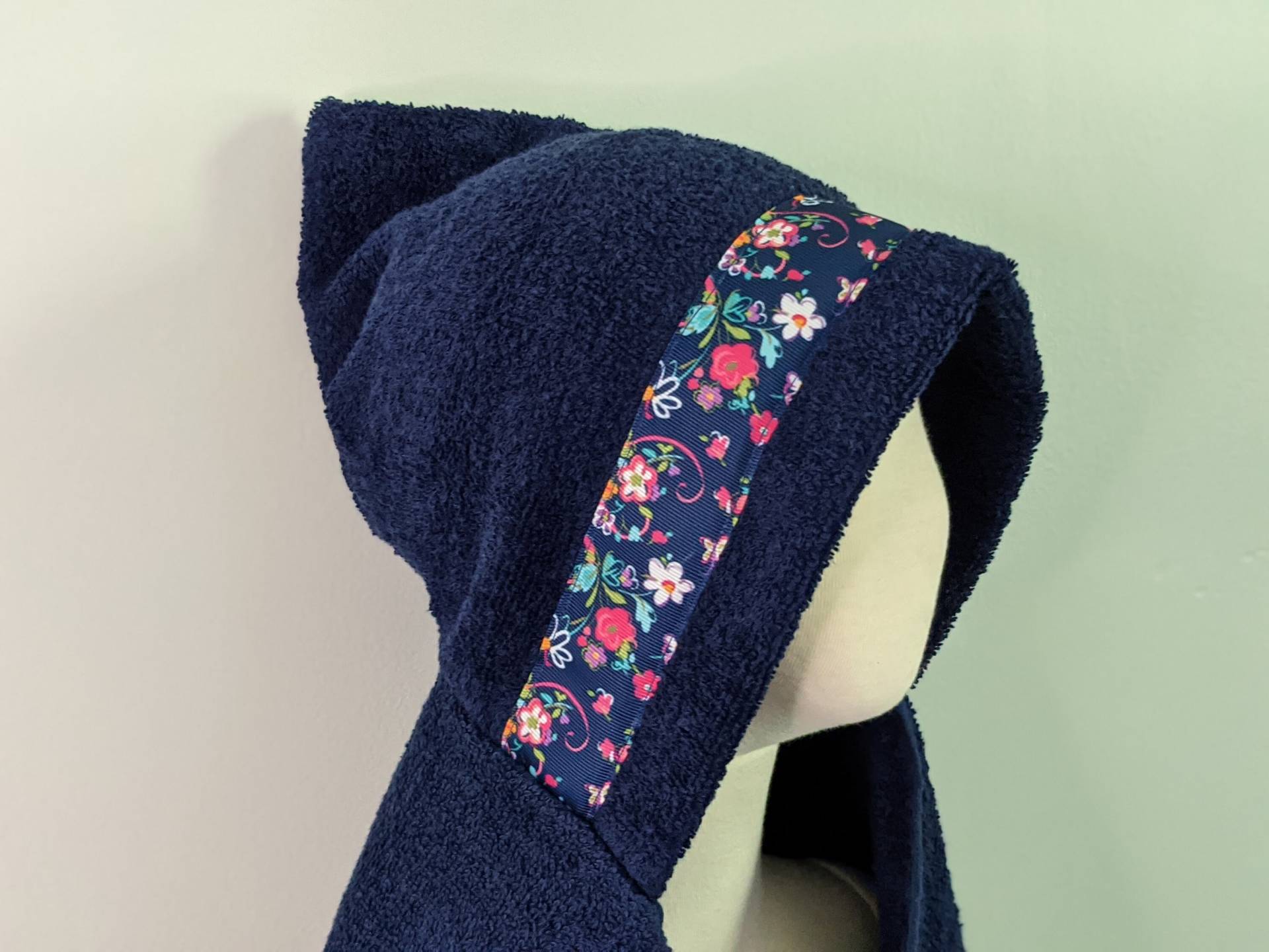Marine Florales Kapuzenhandtuch - Für Babys, Kleinkinder, Vorschulkinder Und Darüber Hinaus Marine Florales Kapuzenhandtuch - Für Babys, Kleinkinder, Vorschulkinder Und Darüber Hinaus von Etsy - LoveBugDesign2014