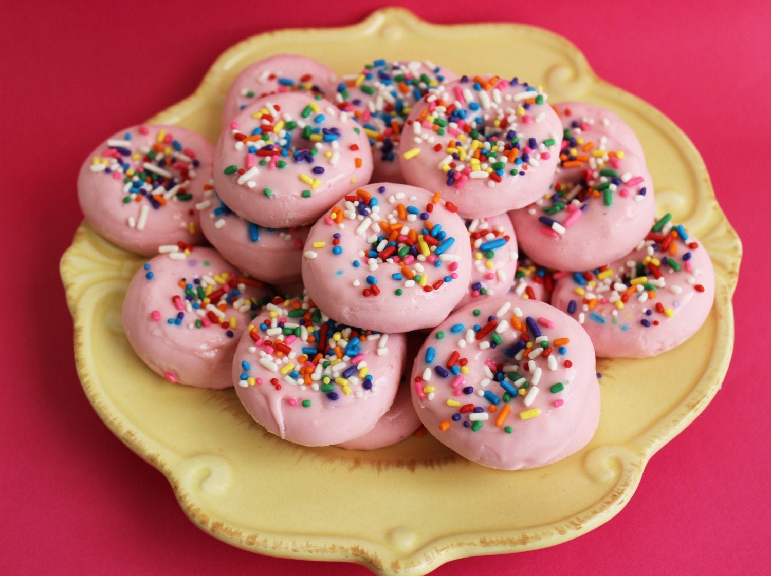 Mini Erdbeer-Donut-Seifen-Set Streusel-Donut-Set, Gastgeschenke Mini Erdbeer-Donut-Seifen-Set Streusel-Donut-Set, Gastgeschenke von Etsy - LoveLeeSoaps