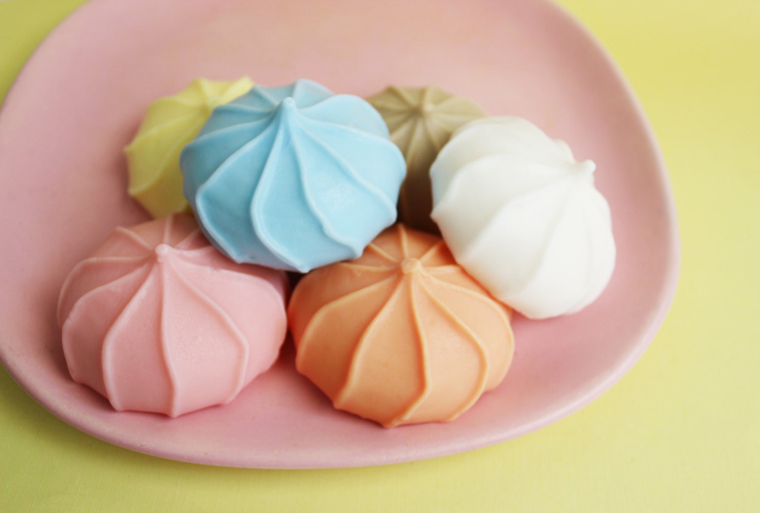 Meringue Cookie Soap Duftende Püppchen Seife, Gastgeschenke von Etsy - LoveLeeSoaps