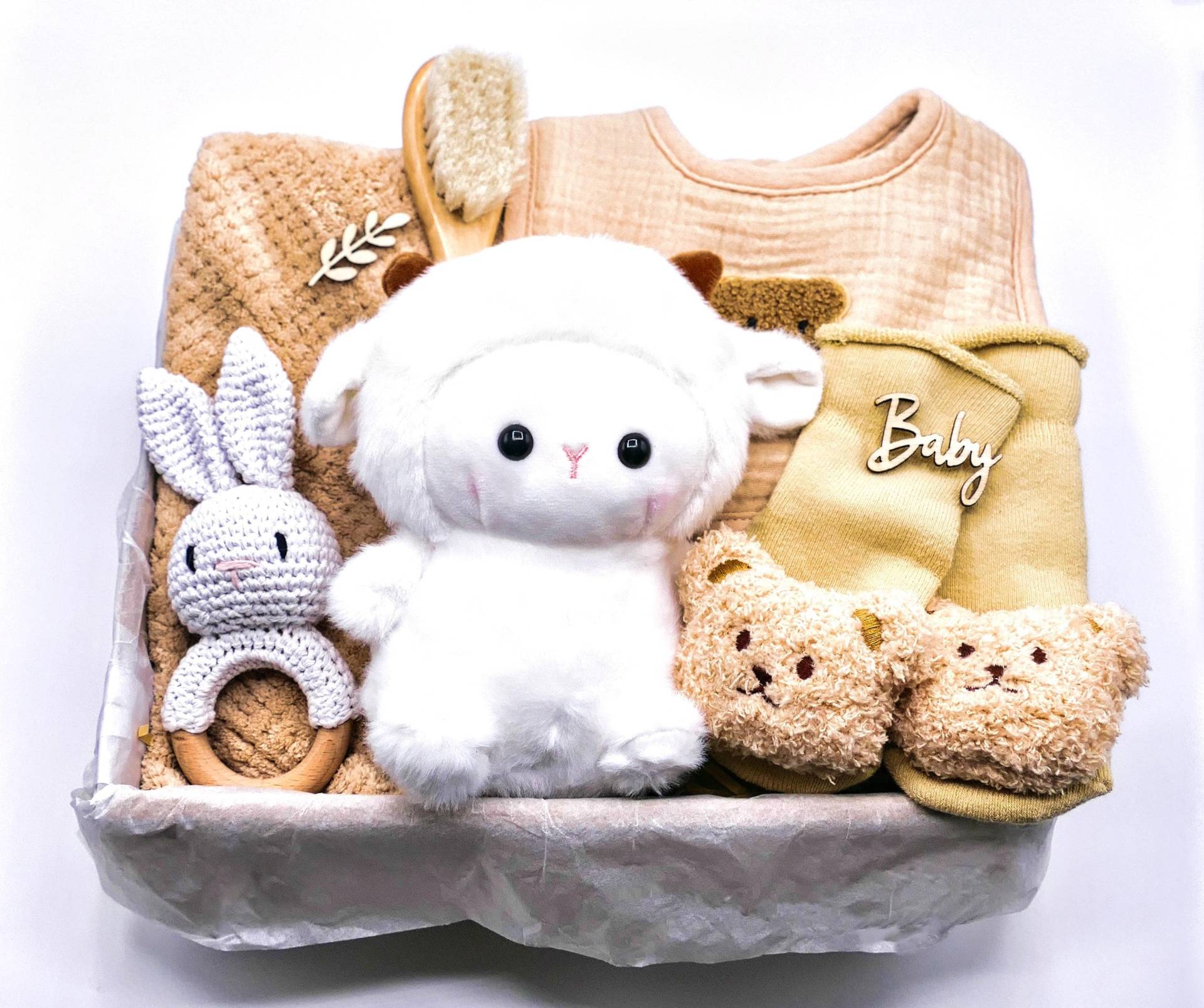 Baby Geschenkset Neutral | Kuscheltier Schaf, Babysocken, Lätzchen & Greifring Neugeborenen Geschenk Shower von Etsy - LovelyMomentShop