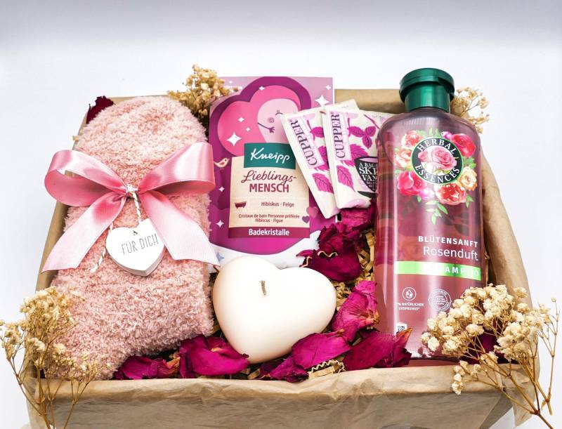 Geschenkbox Für Frauen Mit Rosen | Geschenkset Kuschelsocken Rosa Herzkerze Geburtstagsgeschenk Jugendliche Geschenk Tee von Etsy - LovelyMomentShop