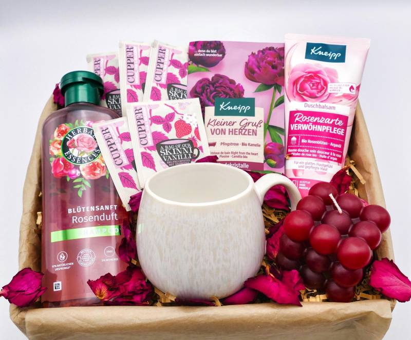 Geschenkbox Muttertag Rosenblätter | Körperpflege Geschenk Verwöhngeschenk Wellness Frauen Mit Keramik Tasse von Etsy - LovelyMomentShop