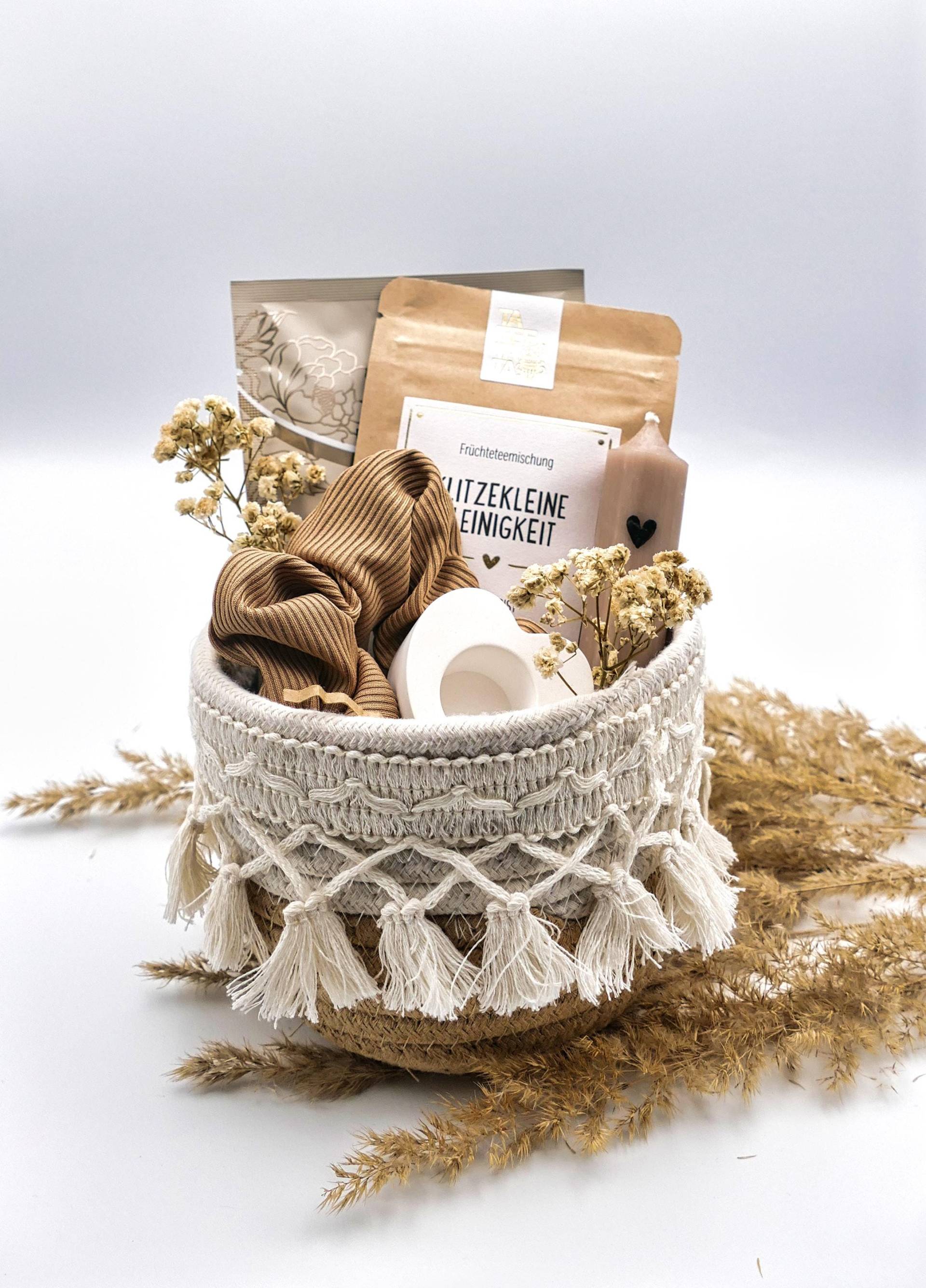 Geschenkkorb Mit Tee Für Frauen | Kleinigkeit Mama Kerze Liebevoll Gemütliches Geschenk Kleine Auszeit Geschenkidee Entspannungset Geschenkkorb Mit Tee Für Frauen | Kleinigkeit Mama Kerze Liebevoll Gemütliches Geschenk Kleine Auszeit Geschenkidee Entspannungset von Etsy - LovelyMomentShop