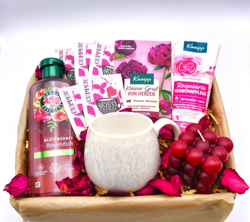 Geschenkset Für Frauen Mit Tasse | Geschenkbox Tee Geschenk Rosenblätter Geburtstagsgeschenk Freundin Kerze Mama von Etsy - LovelyMomentShop