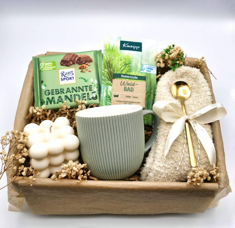 Weihnachts Geschenkbox Frauen Mit Kuschelsocken | Geschenk Tasse Freundin| Geschenkset Schokolade Winter Für Kalte Tage Weihnachts Geschenkbox Frauen Mit Kuschelsocken | Geschenk Tasse Freundin| Geschenkset Schokolade Winter Für Kalte Tage von Etsy - LovelyMomentShop
