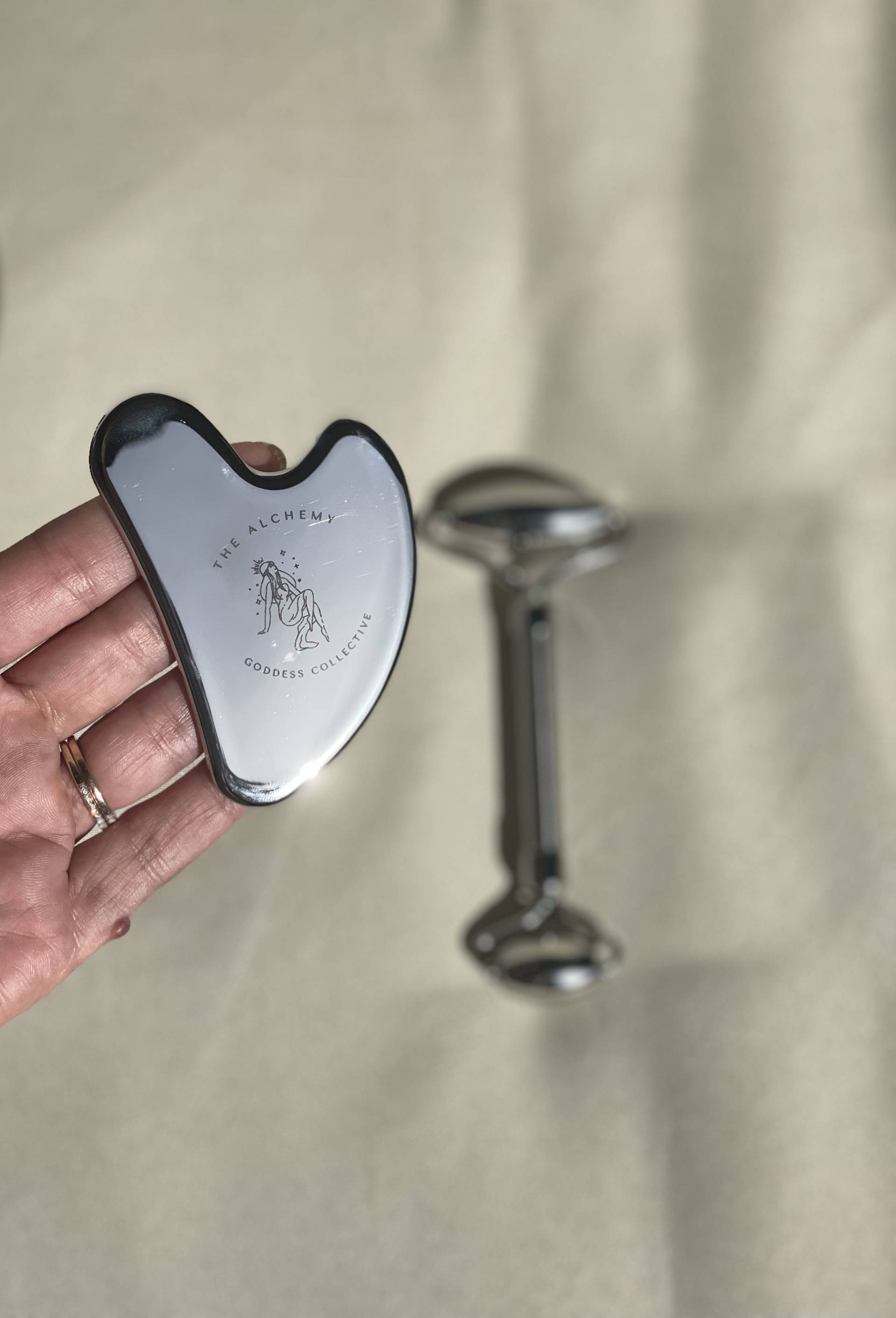 Gua Sha Edelstahl Gesichtsroller Körperwerkzeug Von The Alchemy Goddess Collective, Schönheitsmassage-Tool Zur Gesichtsmodellierung & Entspannung von Etsy - Lovevioletalchemy