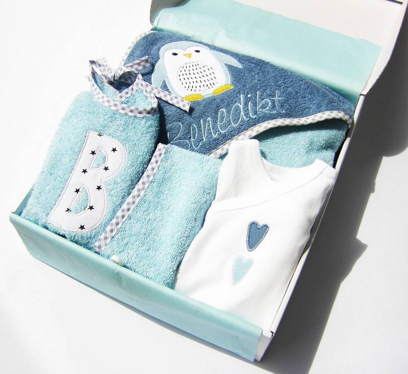 Geschenkset Zur Geburt Pinguin | Mit Name Kapuzenhandtuch Lätzchen Babybody Set von Etsy - LuMaluShop