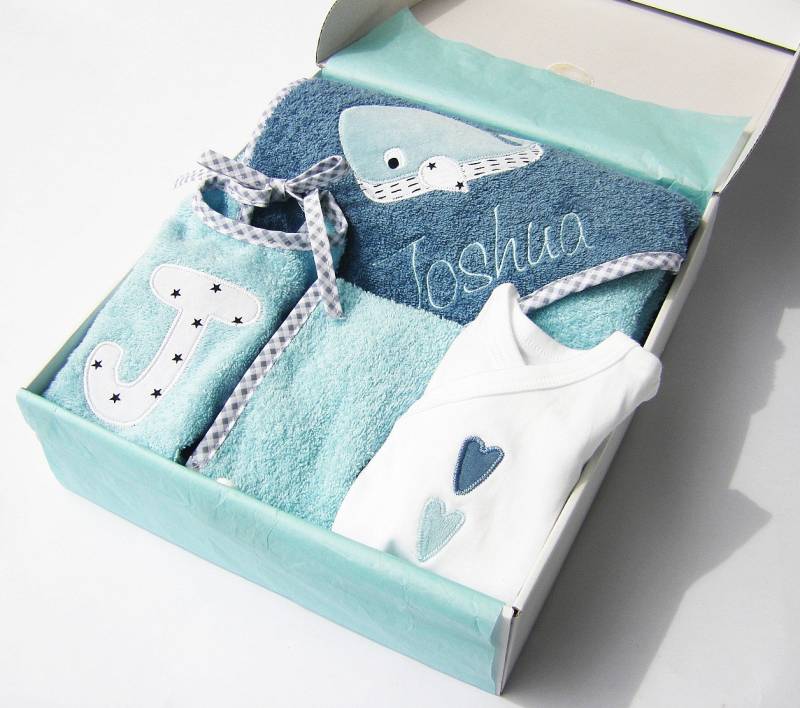 Geschenkset Zur Geburt Wal | Mit Name Kapuzenhandtuch Lätzchen Babybody Set von Etsy - LuMaluShop
