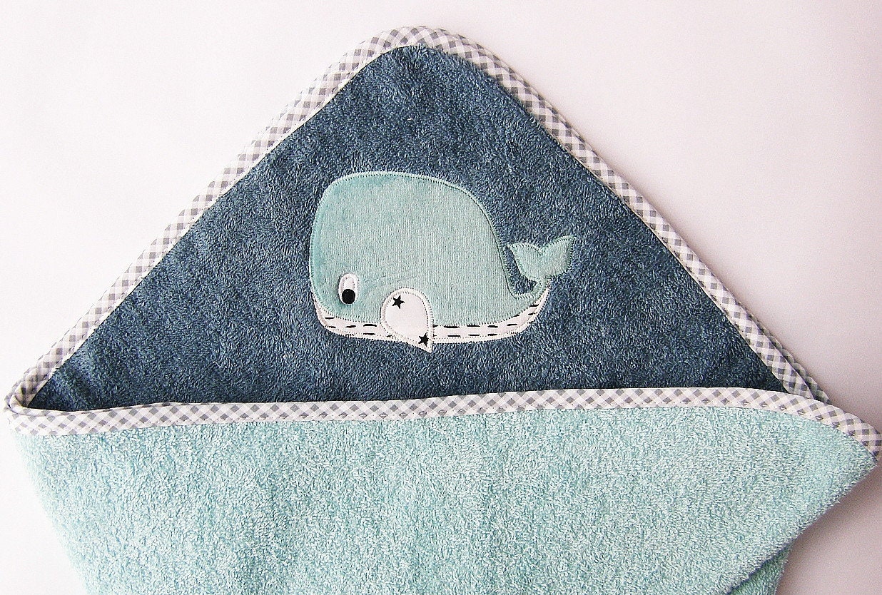 Kapuzenhandtuch Wal | Mit Name Baby Geschenk Zur Geburt Kapuzenbadetuch Personalisierbar von Etsy - LuMaluShop