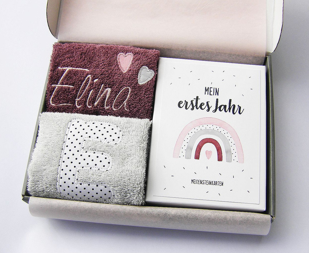 Kleines Babyset Regenbogenherz Altrosa | Mit Name Baby Regenbogen Geschenk Zur Geburt Babyparty Meilensteinkarten Lätzchen Spucktuch von Etsy - LuMaluShop