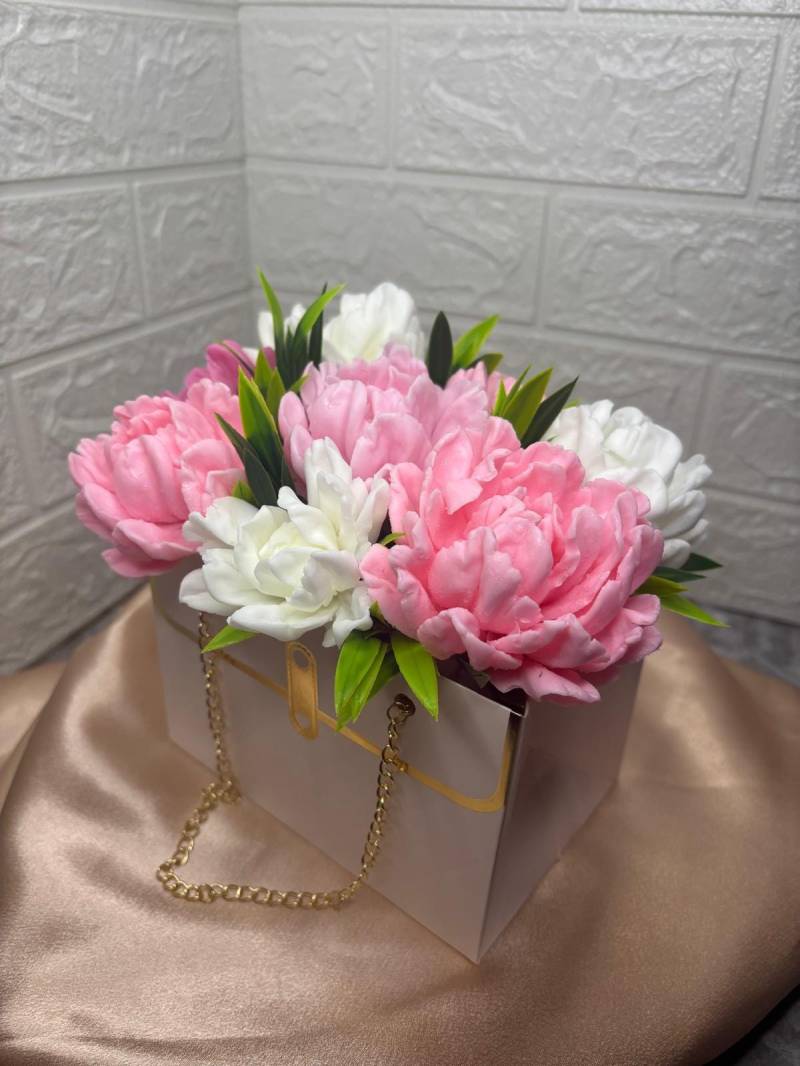 Handgemachter Seifenblumenstrauß in Geschenkbox - Duftende Pfingstrosen, Elegantes Geschenk Und Dekoration Handgemachter Seifenblumenstrauß in Geschenkbox - Duftende Pfingstrosen, Elegantes Geschenk Und Dekoration von Etsy - LunaWeltStudio