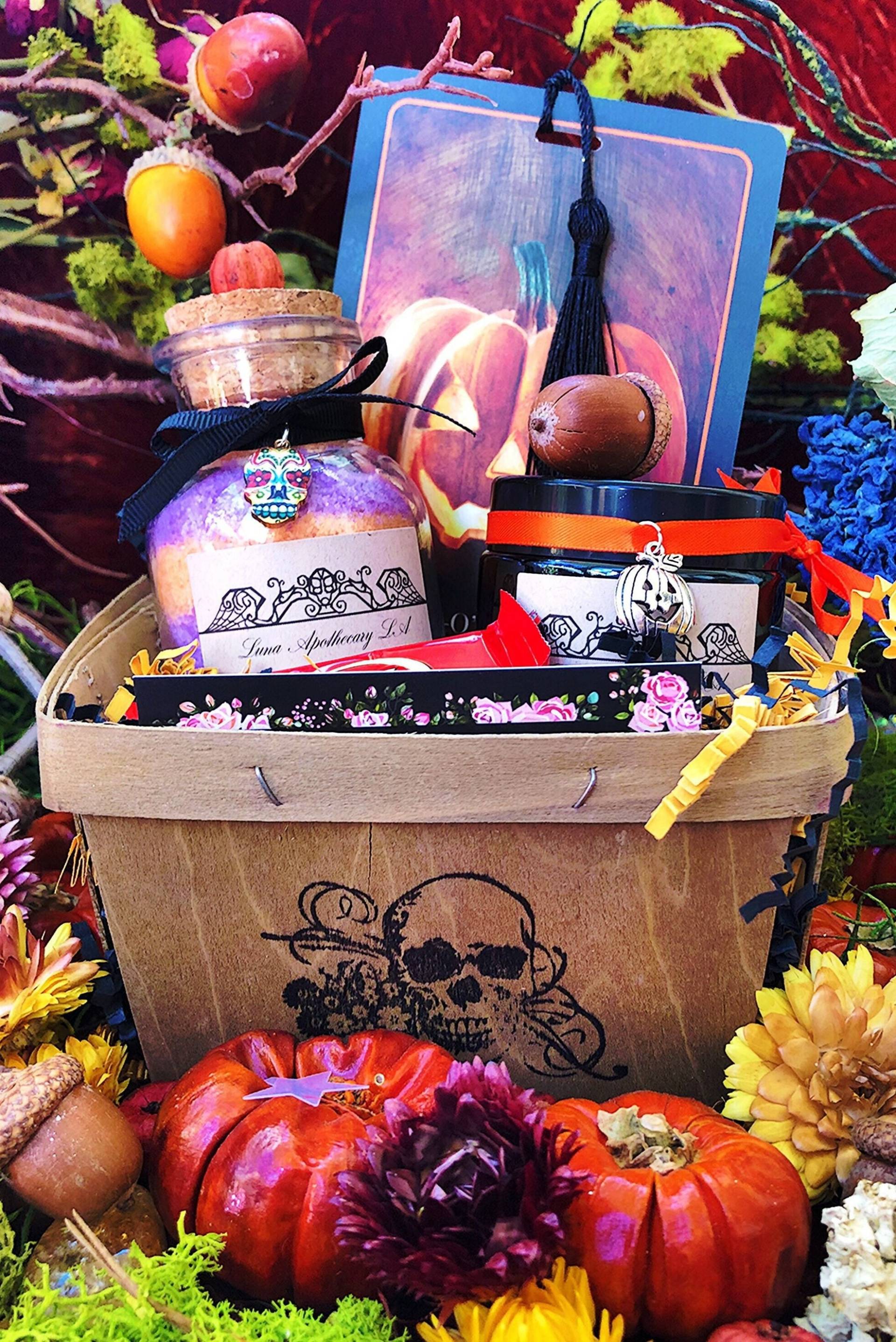 Halloween Geschenkkorb, Geschenkbox, Halloween Kerze, Lesezeichen, Badesalz, Halloween Geschenk, Halloween Geschenkbox, Halloween Geschenkset von Etsy - Lunaapothecaryla