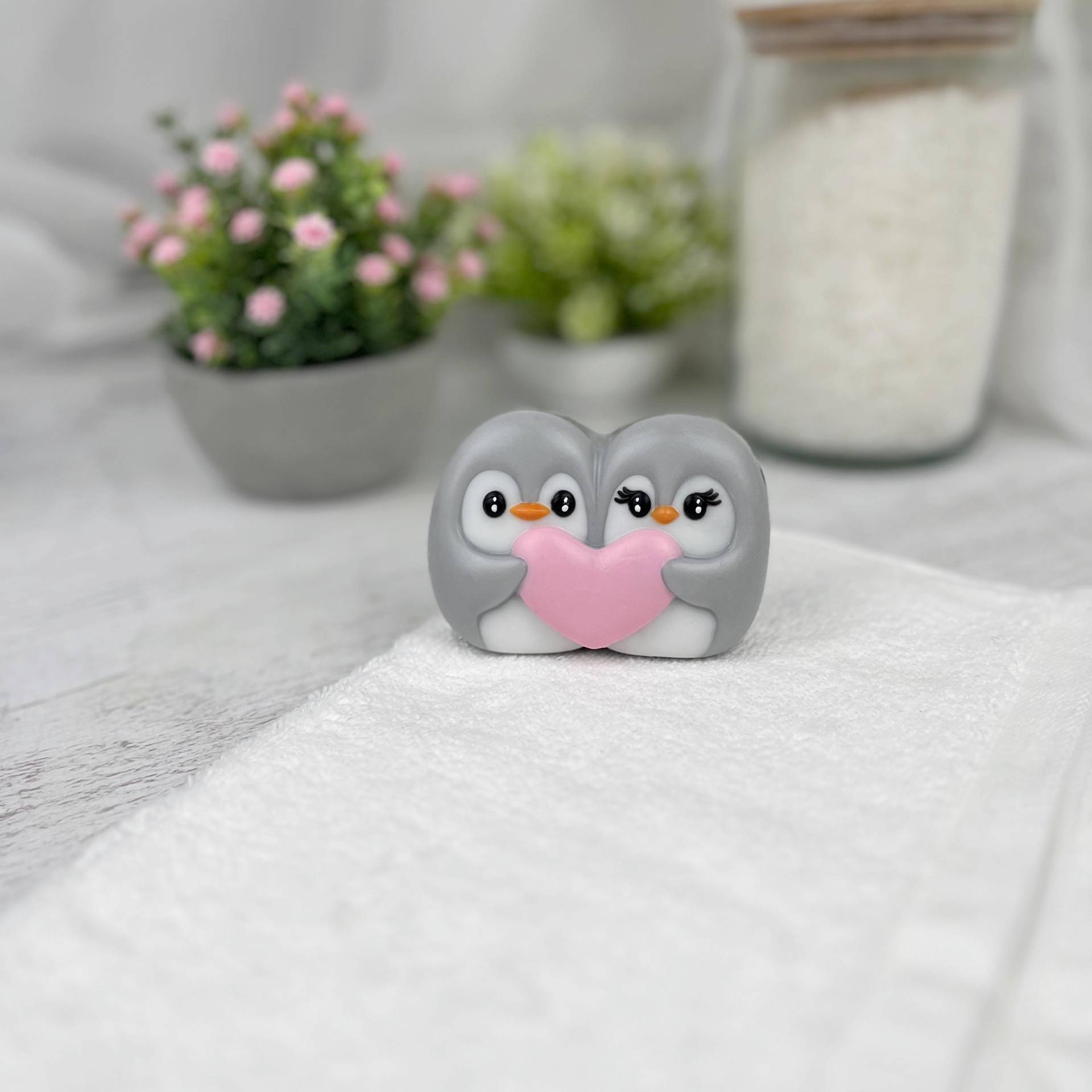 Süße Pinguin-Seife | Geschenkidee Kleinegeschenke Gästgeschenk Geschenke Für Kinder Adventskalender Weihnachtsgeschenk von Etsy - Luntibubble