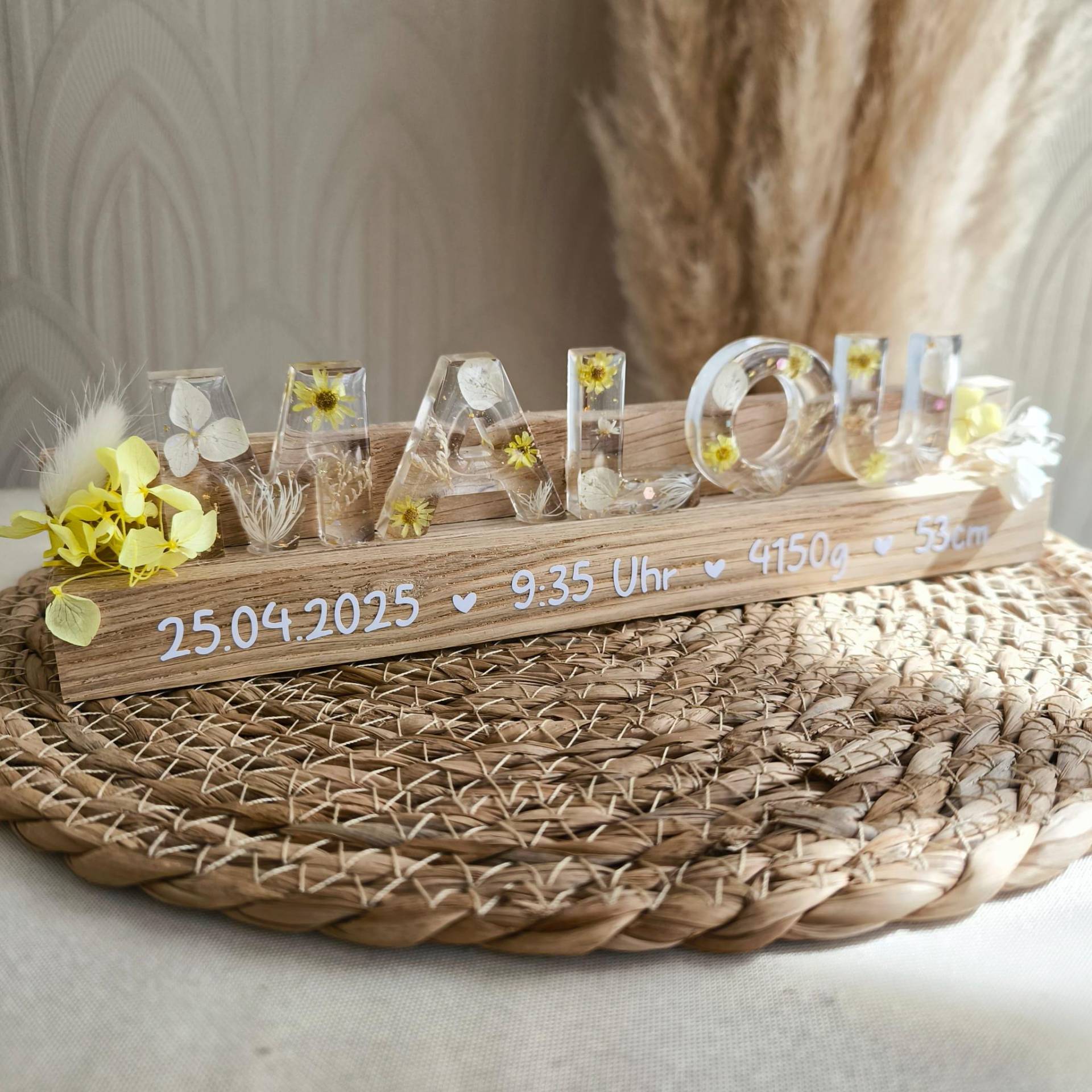 Geburtsgeschenk Schild Aus Epoxidharz Mit Gelb - Und Beigefarbenen Trockenblumen, Blattgold | Personalisiert Dekoration Baby von Etsy - LusiDesignsShop