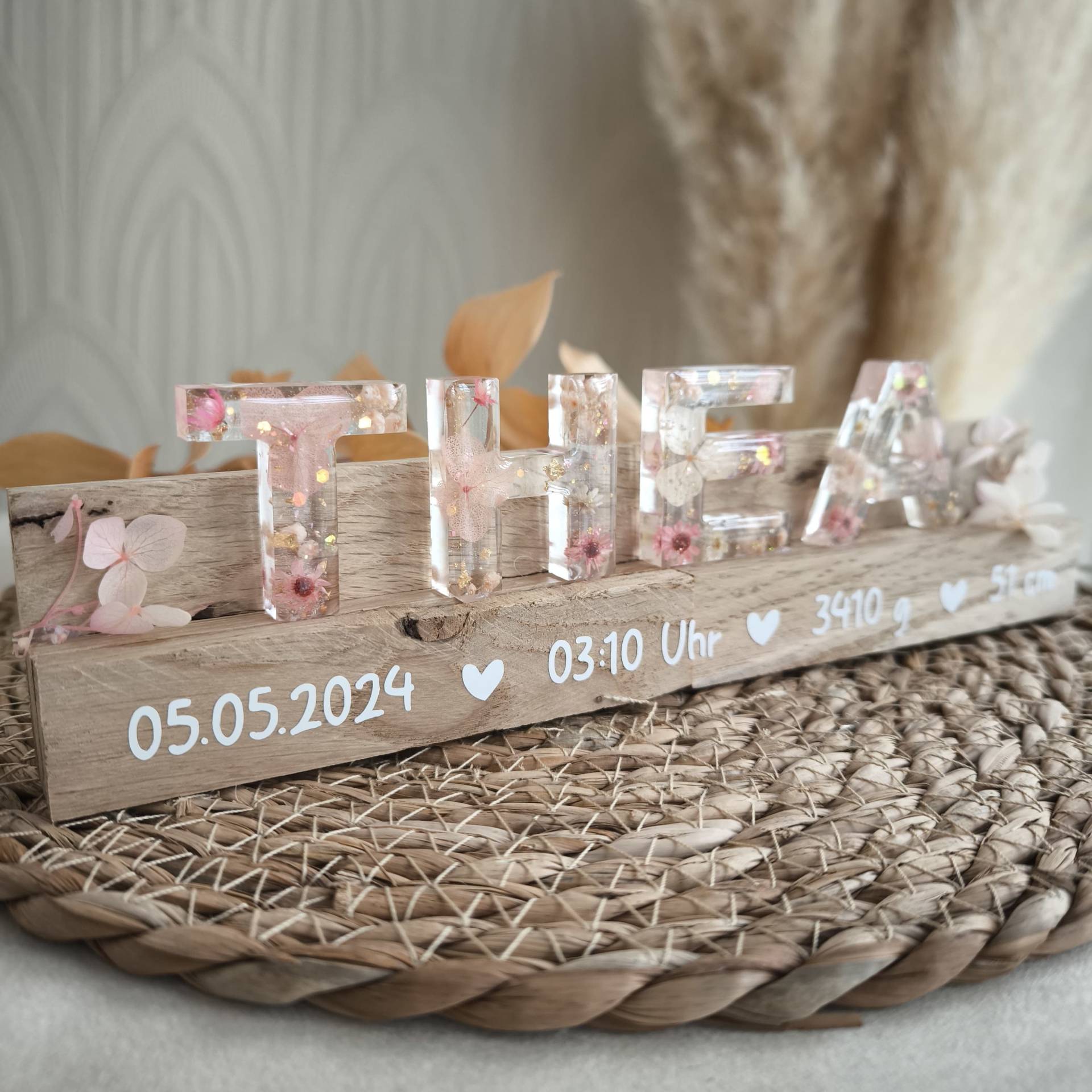 Geburtsgeschenk Schild Aus Epoxidharz Mit Rosa - Und Beigefarbenen Trockenblumen, Blattgold | Personalisiert Dekoration Baby Geburtsgeschenk Schild Aus Epoxidharz Mit Rosa - Und Beigefarbenen Trockenblumen, Blattgold | Personalisiert Dekoration Baby von Etsy - LusiDesignsShop