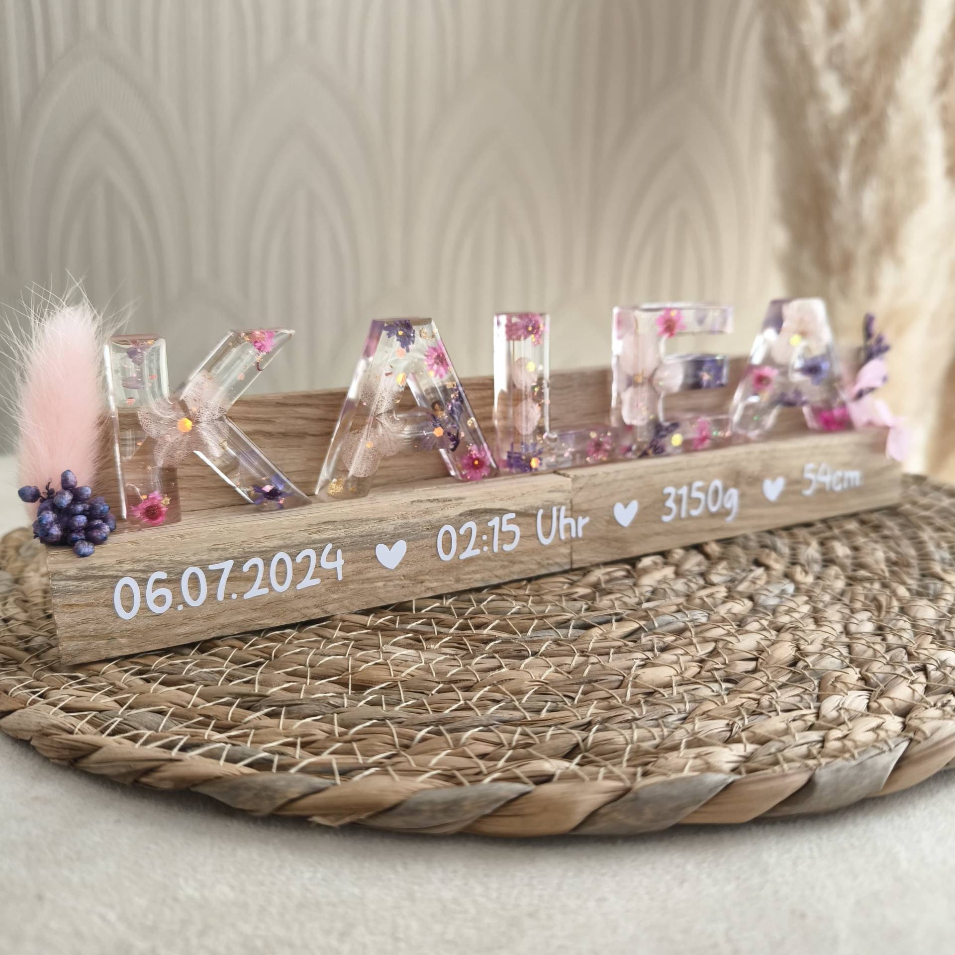 Geburtsgeschenk Schild Aus Epoxidharz Mit Rosa - Und Lilafarbenen Trockenblumen, Blattgold | Personalisiert Dekoration Baby Geburtsgeschenk Schild Aus Epoxidharz Mit Rosa - Und Lilafarbenen Trockenblumen, Blattgold | Personalisiert Dekoration Baby von Etsy - LusiDesignsShop