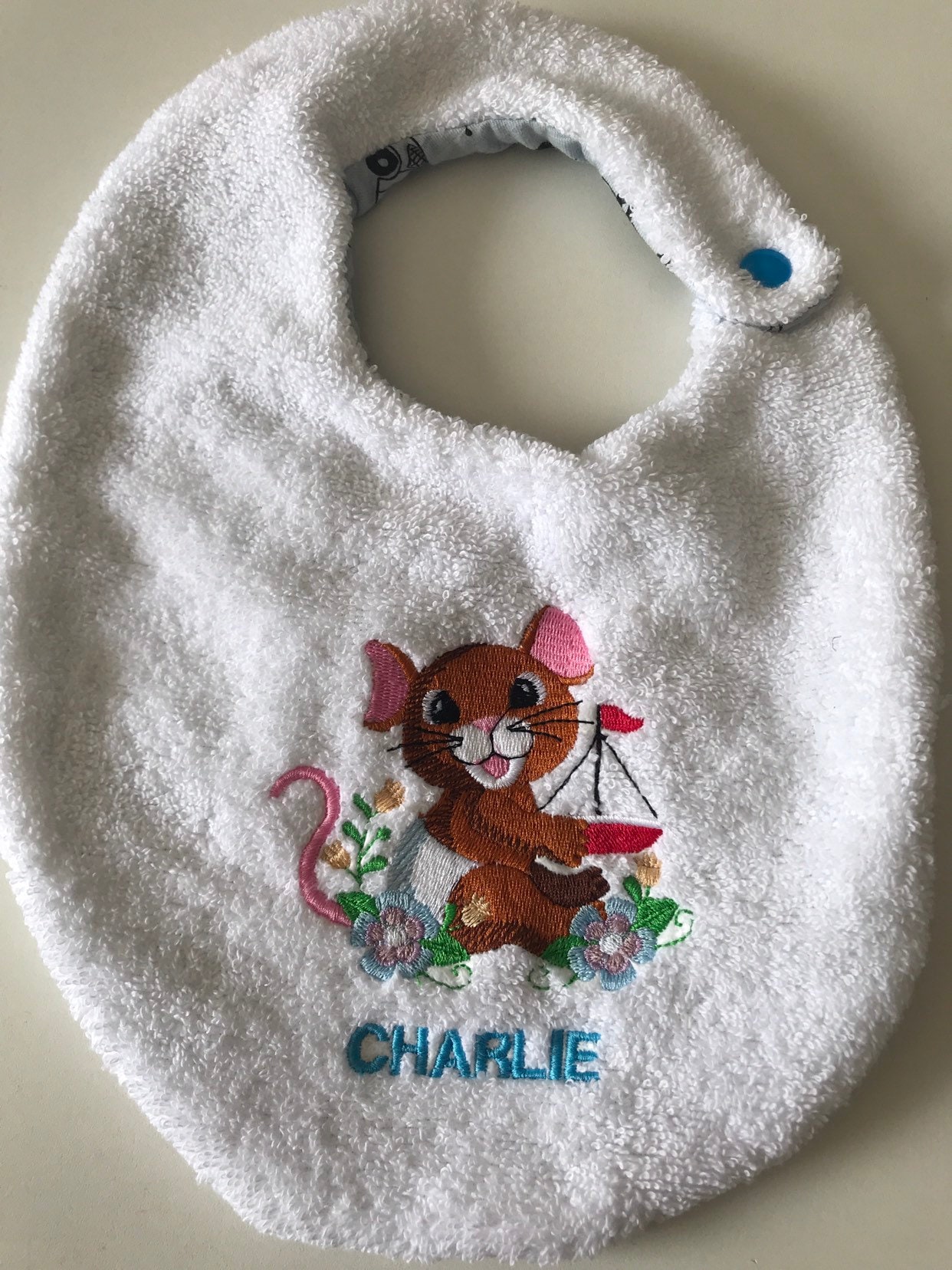 Personalisiertes Baby-Jungen-Lätzchen von Etsy - LydieDanseCreations
