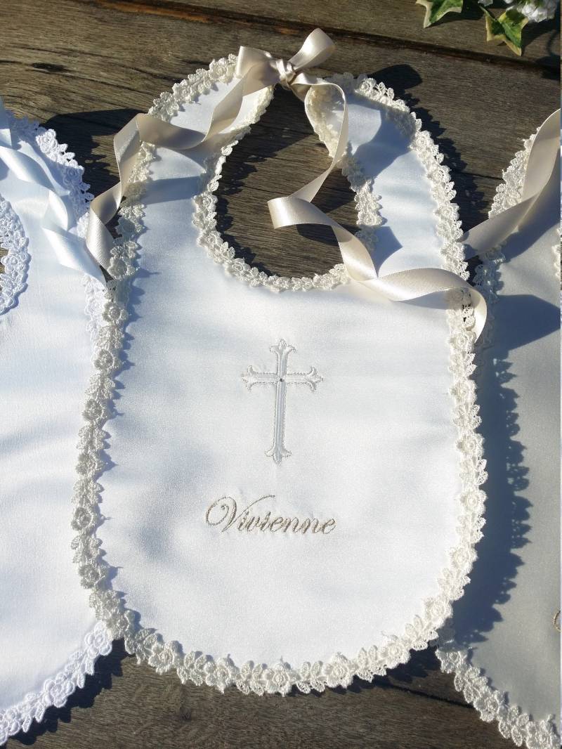 Baby Taufe Namenstag Bib Mit Namen Personalisiert in Den Farben Weiß, Elfenbein Oder Creme/Ecru Baby Taufe Namenstag Bib Mit Namen Personalisiert in Den Farben Weiß, Elfenbein Oder Creme/Ecru von Etsy - LyuboveChristenings