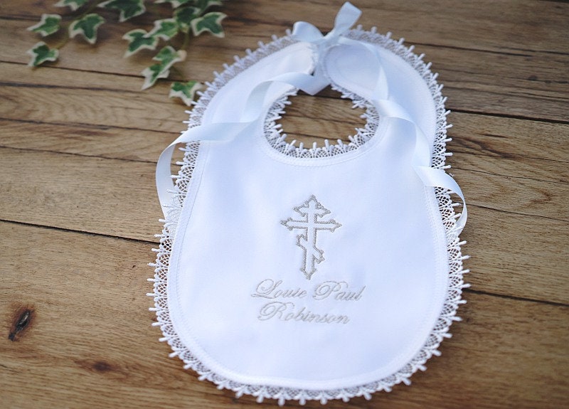 Personalisiertes Tauf-Latz Mit Kreuz Namen in Weiß, Elfenbein Oder Creme/Ecru Kann Spitze Verziert Werden - Schönes Geschenk von Etsy - LyuboveChristenings