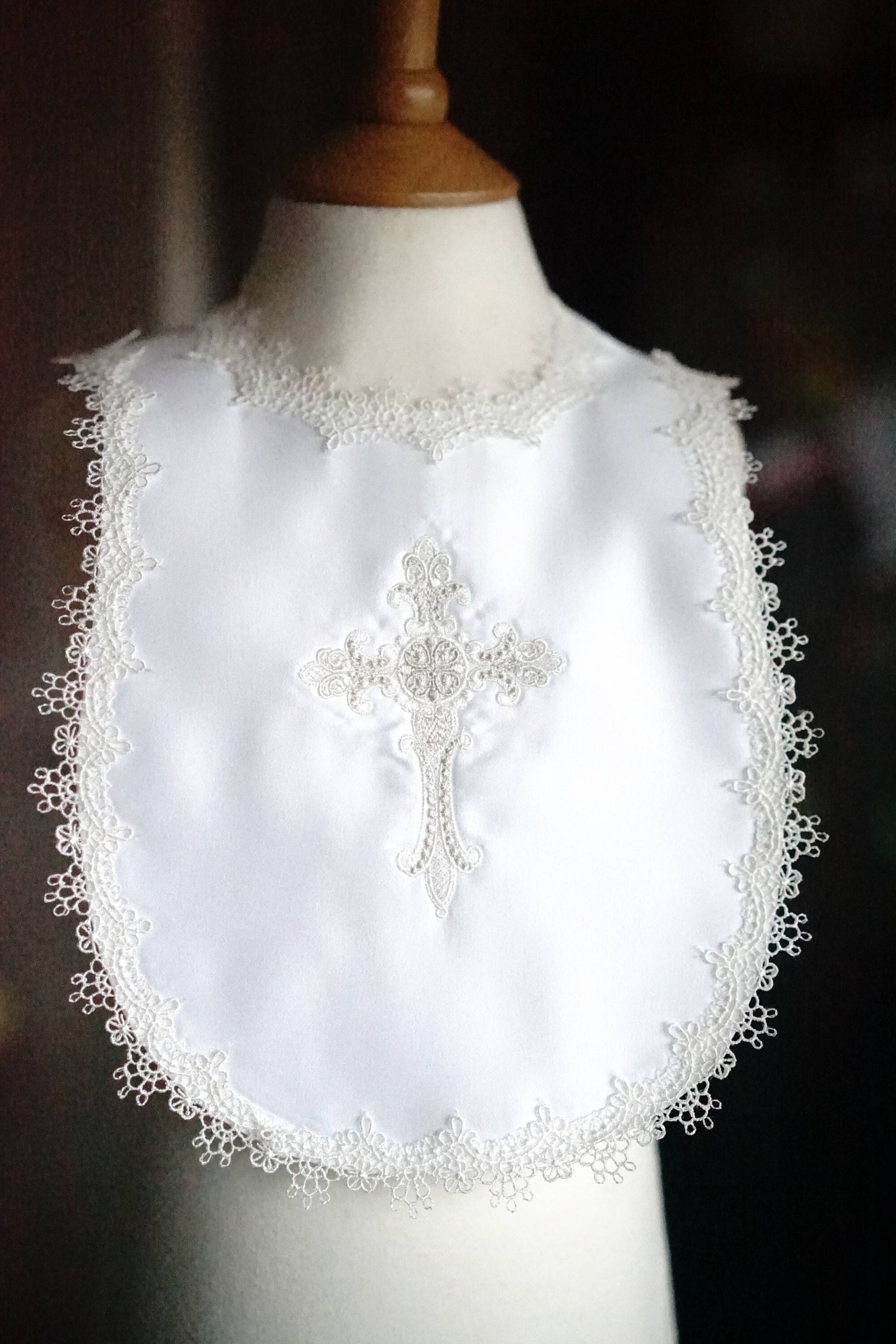 Weiß, Creme Oder Elfenbein Baby Taufe Taufelätzchen Mit Namen Personalisiert Und Jedem Kreuz Verschönert Weiß, Creme Oder Elfenbein Baby Taufe Taufelätzchen Mit Namen Personalisiert Und Jedem Kreuz Verschönert von Etsy - LyuboveChristenings