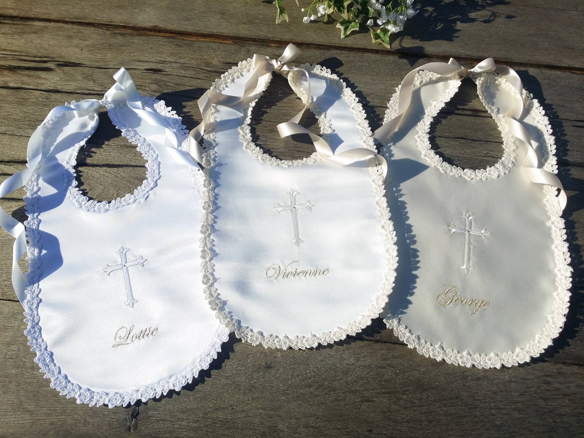 Weiß, Creme Oder Elfenbein Baby Tauflätzchen Mit Namen Personalisiert Und Jedem Kreuz Verschönert Weiß, Creme Oder Elfenbein Baby Tauflätzchen Mit Namen Personalisiert Und Jedem Kreuz Verschönert von Etsy - LyuboveChristenings