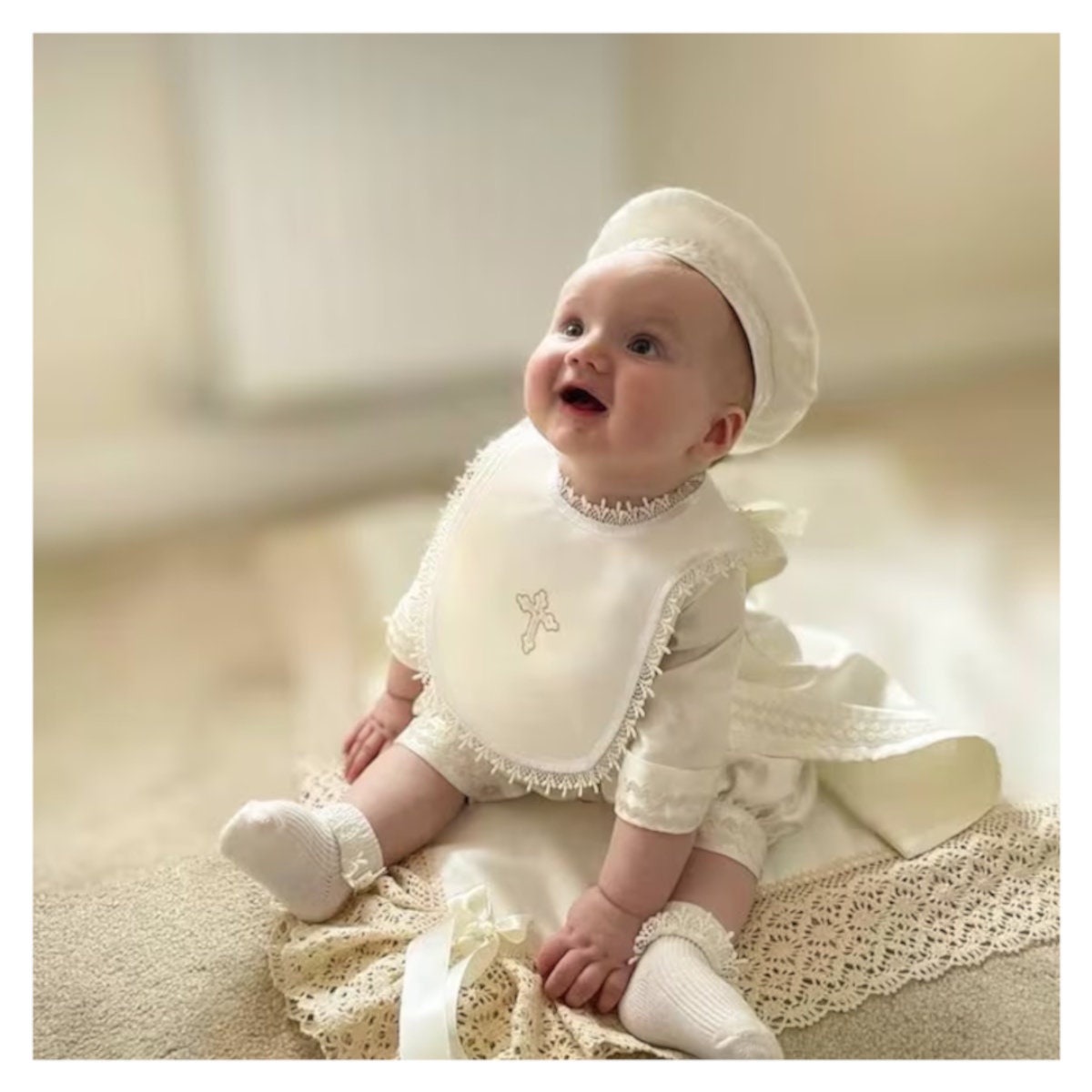 Weiß Creme Oder Elfenbein Baby Hochzeit Taufe Lätzchen Mit Namen Personalisiert Und Einem Beliebigen Kreuz Design Verschönert von Etsy - LyuboveChristenings