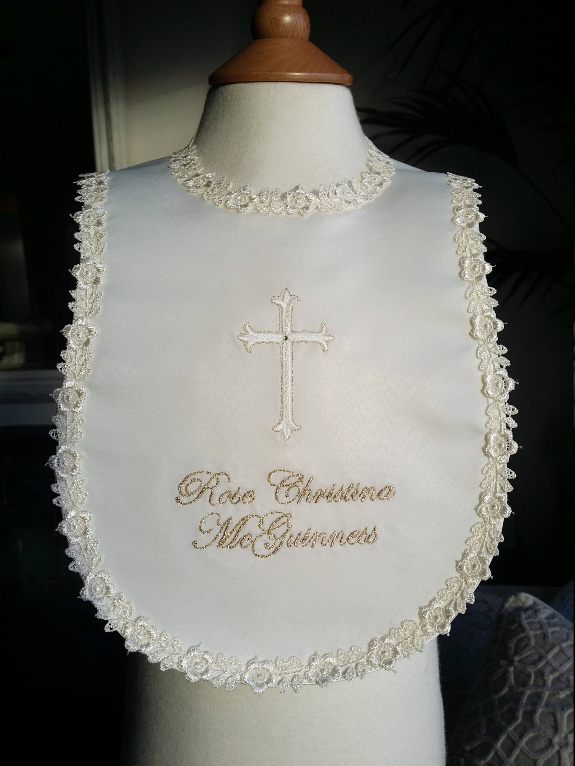 Weiß Creme Oder Elfenbein Baby Taufe Lätzchen Mit Namen Personalisiert Und Einem Beliebigen Kreuz Design Verschönert Weiß Creme Oder Elfenbein Baby Taufe Lätzchen Mit Namen Personalisiert Und Einem Beliebigen Kreuz Design Verschönert von Etsy - LyuboveChristenings