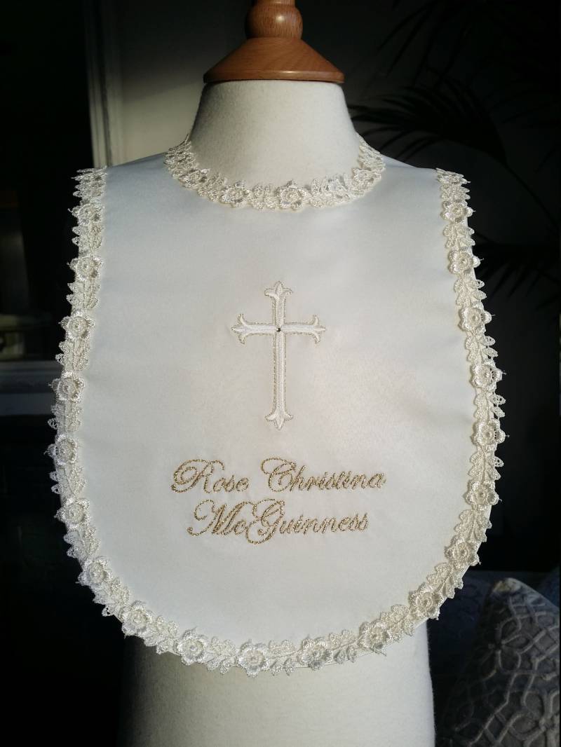 Weiß Creme Oder Elfenbein Baby Taufe Lätzchen Mit Namen Personalisiert Und Einem Beliebigen Kreuz Design Verschönert von Etsy - LyuboveChristenings