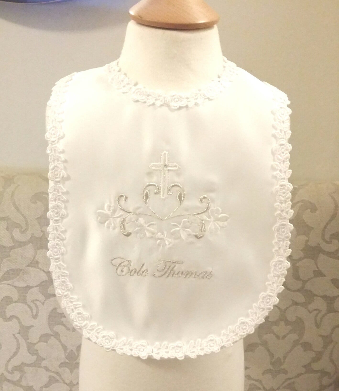 Weiß Creme Oder Elfenbein Baby Taufe Lätzchen Personalisiert Mit Namen Verziert Kreuz Design Shamrock Katholisch von Etsy - LyuboveChristenings