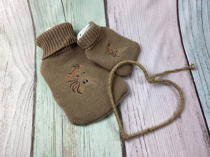 Kinderwärmflasche, Wärmflasche, Miniwärmflasche, Wärmflaschenbezug, Pferd, Pferdekopf von Etsy - MANAStrickdesign