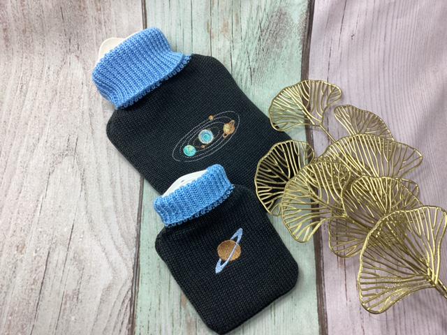 Kinderwärmflasche, Wärmflasche, Miniwärmflasche, Wärmflaschenbezug, Weltall von Etsy - MANAStrickdesign