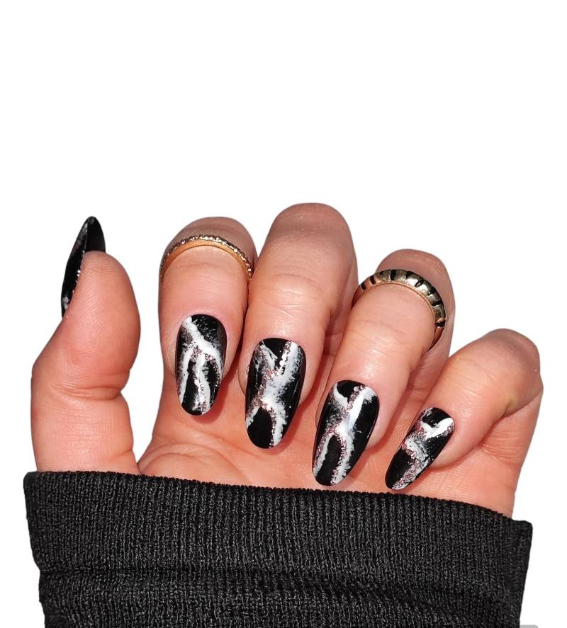 Press-On Nägel Marmor Lady| Schwarze Kunstnägel | Handgemacht Wiederverwendbar Design von Etsy - MEVANAILS
