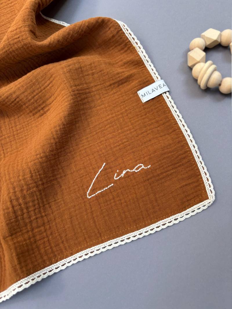 Personalisiertes Spucktuch, Personalisierte Babydecke, Musselin Stilltuch Handbestickt, Babygeschenke von Etsy - MILAVEAshop