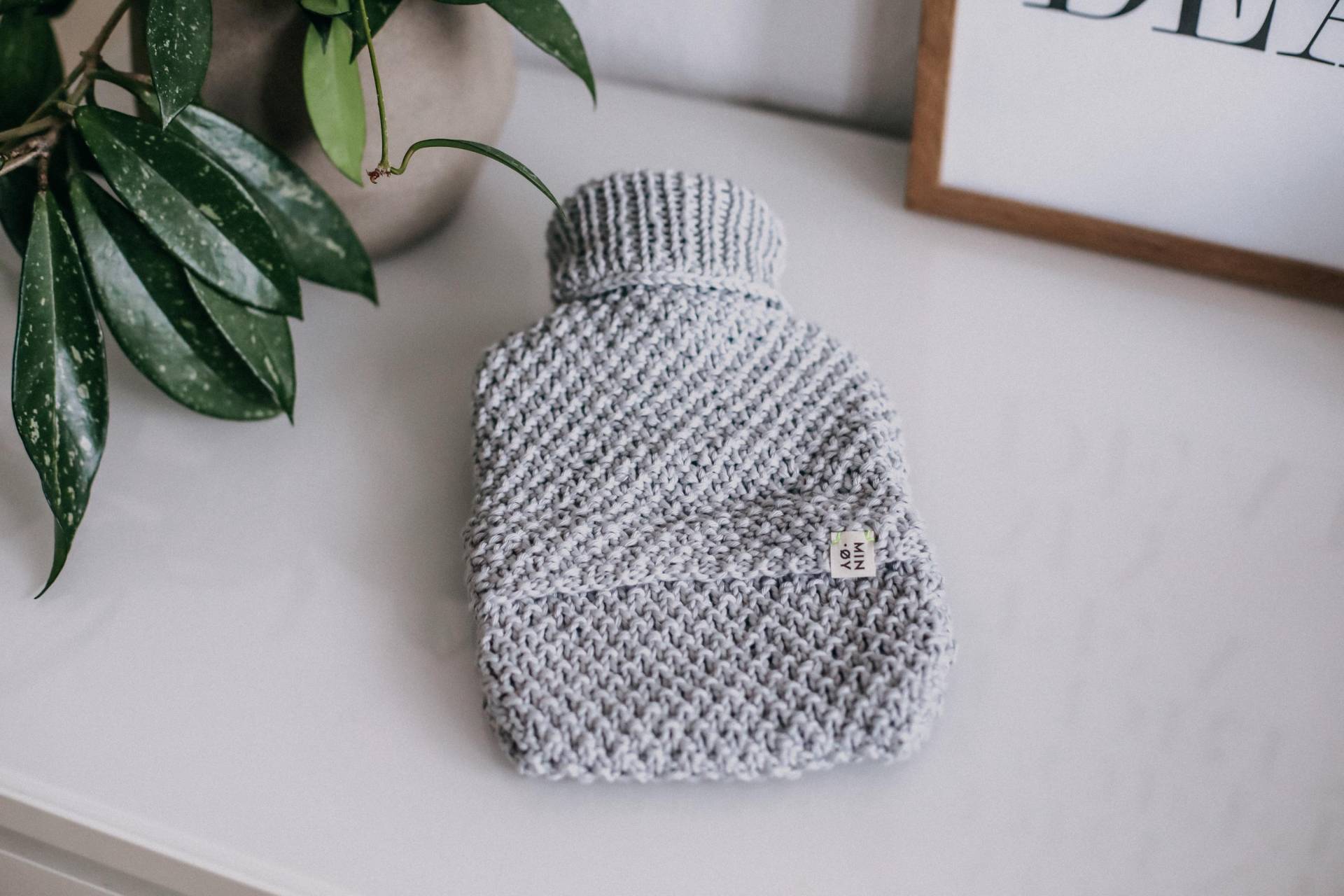 Gestrickte Wärmflaschenhülle Klein Mit Perlmuster »Hellgrau« von Etsy - MINOYhandmade