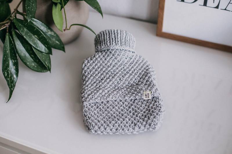 Gestrickte Wärmflaschenhülle Klein Mit Perlmuster »Hellgrau« von Etsy - MINOYhandmade