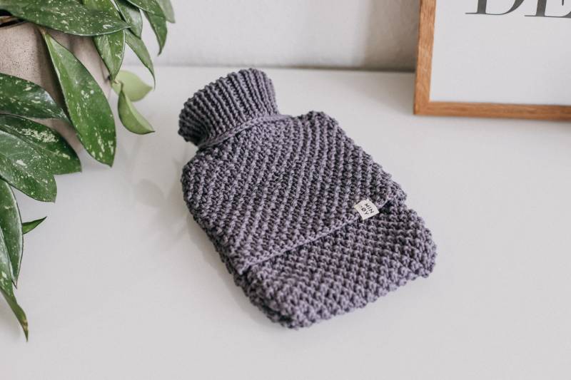 Gestrickte Wärmflaschenhülle Klein Mit Perlmuster »staublila« Gestrickte Wärmflaschenhülle Klein Mit Perlmuster »staublila« von Etsy - MINOYhandmade