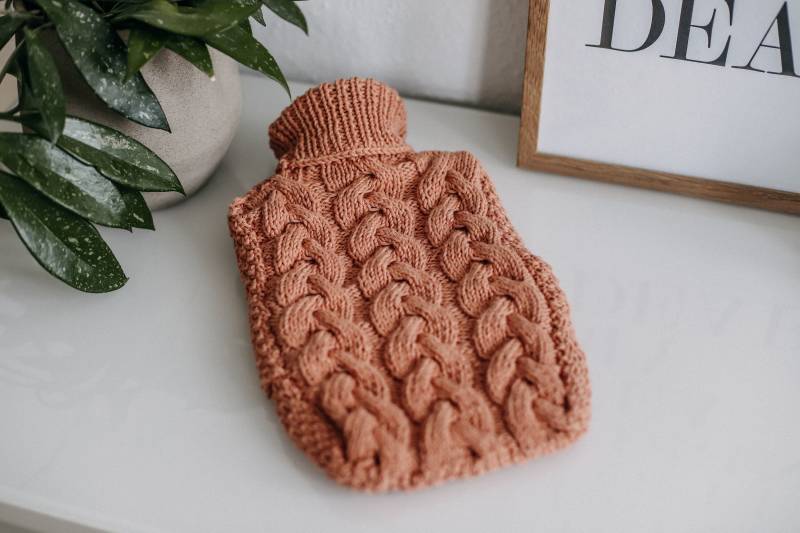 Gestrickte Wärmflaschenhülle »Terracotta« Mit Zopfmuster // Versandbereit von Etsy - MINOYhandmade