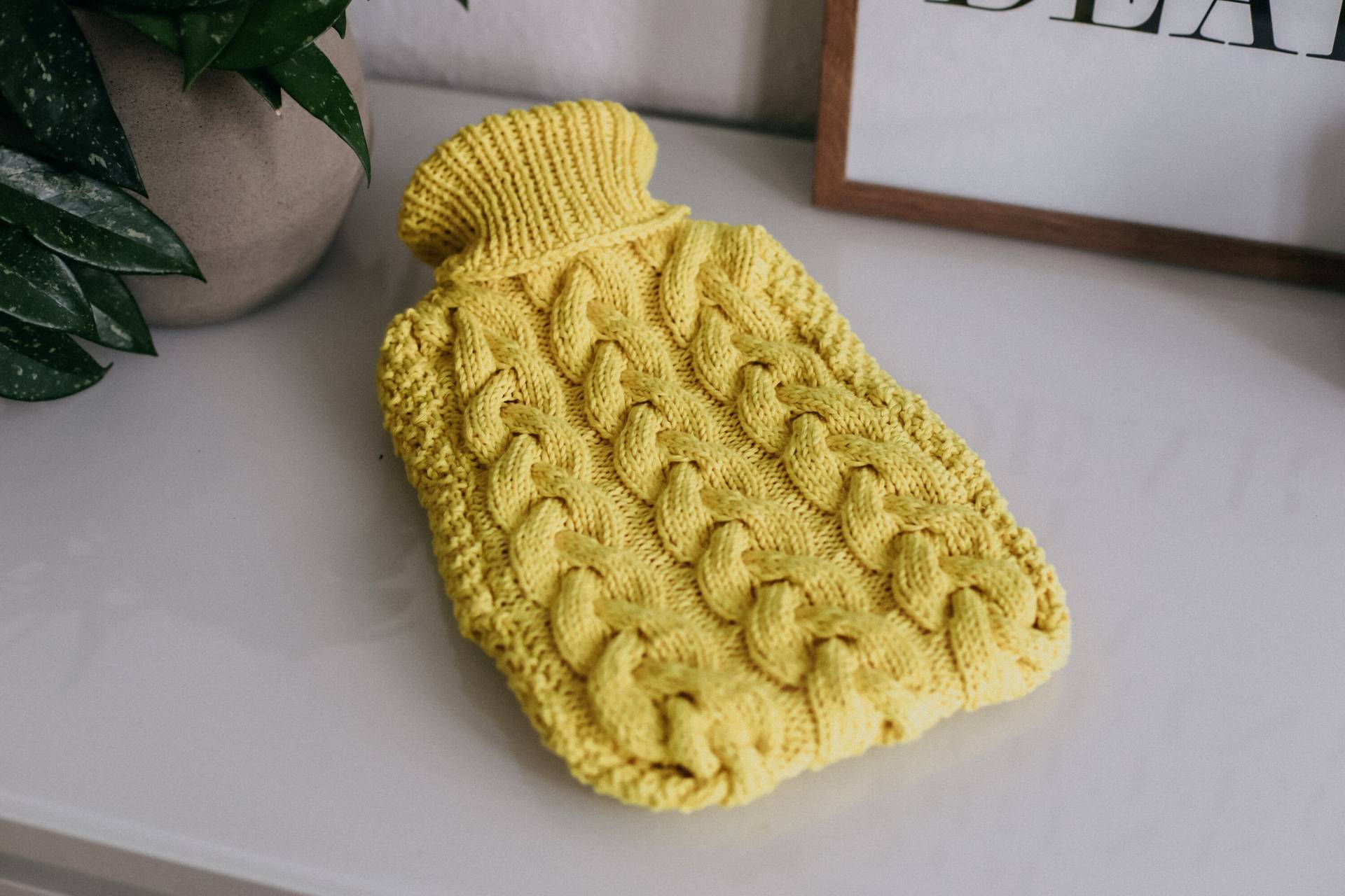 Gestrickte Wärmflaschenhülle »Zitronengelb« Mit Zopfmuster // Versandbereit Gestrickte Wärmflaschenhülle »Zitronengelb« Mit Zopfmuster // Versandbereit von Etsy - MINOYhandmade