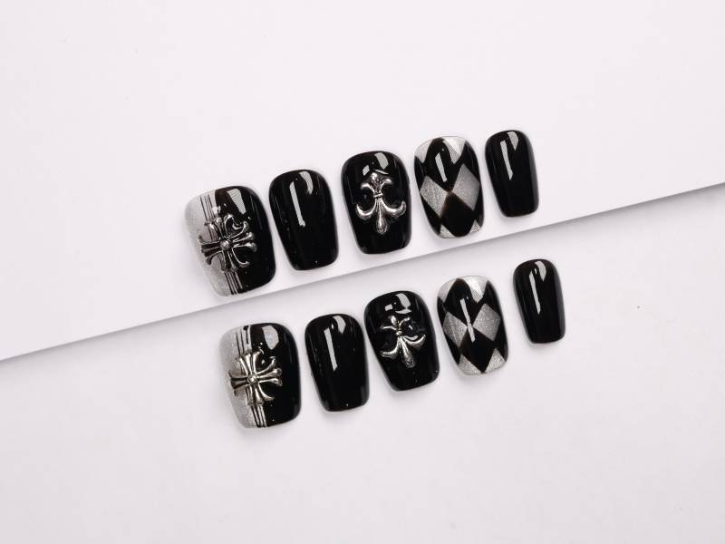 Schwarze Press-On Nägel Mit Gothic Akzente in Silber von Etsy - MNNailsStudio